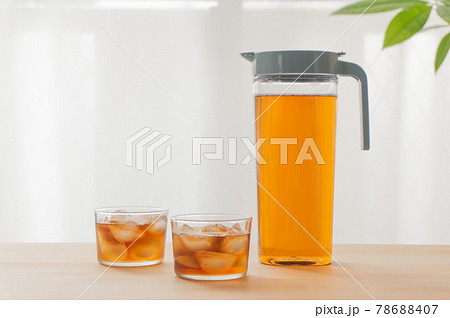 夏の水分補給のイメージの麦茶とピッチャー 78688407
