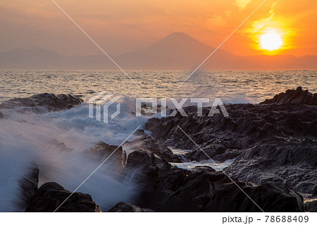 横須賀市荒崎海岸から富士山に沈む夕日 78688409
