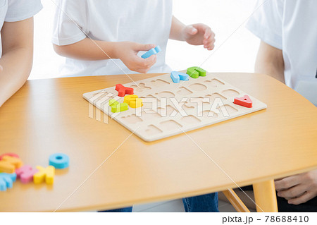 幼児教室 英語学習 アルファベットのブロックを型にはめる子供の手元 幼児教室 英語学習 アルファベットのブロックを型にはめる子供の手元 78688410