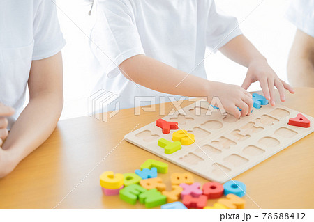 幼児教室 英語学習 アルファベットのブロックを型にはめる子供の手元 幼児教室 英語学習 アルファベットのブロックを型にはめる子供の手元 78688412