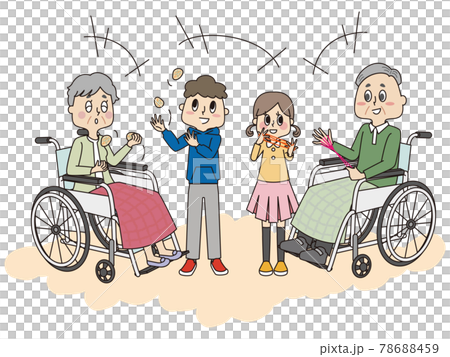 坐在輪椅上的老年婦女和男子在設施內與孩子們玩豆袋和弦樂人物 78688459