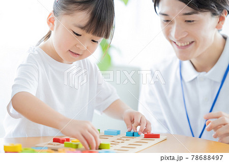 幼児教育　英語ブロックで学習する女の子 78688497