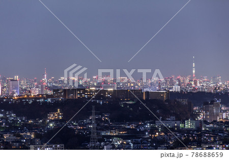 横浜市円海山から望む みなとみらいとベイブリッジ スカイツリーの夜景の写真素材