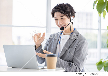 ビジネス　オンラインミーティングに参加する若い男性 78688662