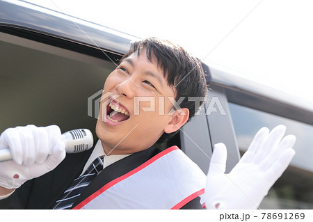 選挙カーで演説をする立候補者の男性 78691269