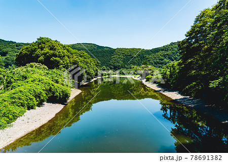 夏の里山の川と茂る緑の風景　川面に映る山の緑と青空　a-2 ビビッド 78691382