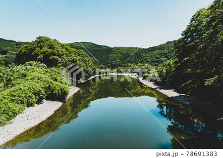 夏の里山の川と茂る緑の風景　川面に映る山の緑と青空　a-3 フィルム調 78691383