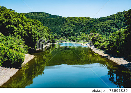 夏の里山の川と茂る緑の風景　川面に映る山の緑と青空　b-2 ビビッド 78691386
