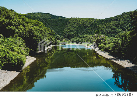 夏の里山の川と茂る緑の風景　川面に映る山の緑と青空　b-3 フィルム調 78691387