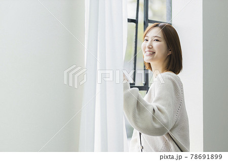 朝日を浴びる女性 朝日を浴びる女性 78691899