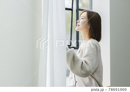 朝日を浴びる女性 朝日を浴びる女性 78691900