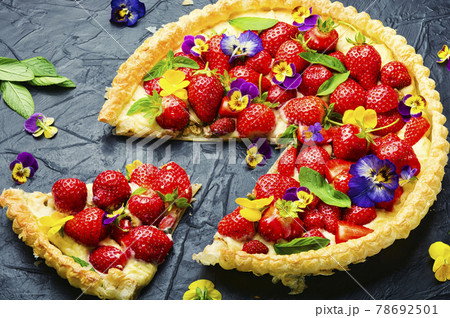 Open summer pie with strawberry 78692501
