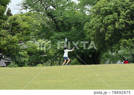 公園でバドミントンをする少女 78692675