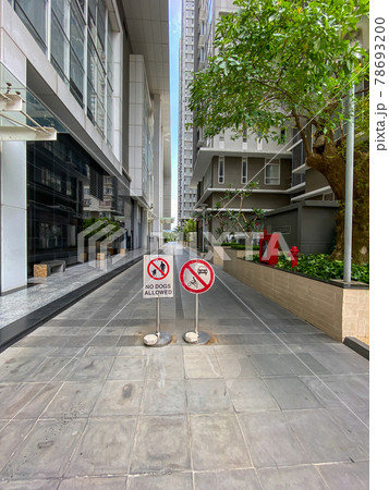 No dog allowed and parking prohibition sign in common area 78693200