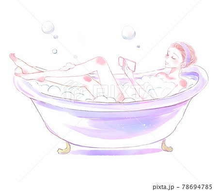 スマホを見ながらバスタイムを堪能する女性  スマホを見ながらバスタイムを堪能する女性  78694785