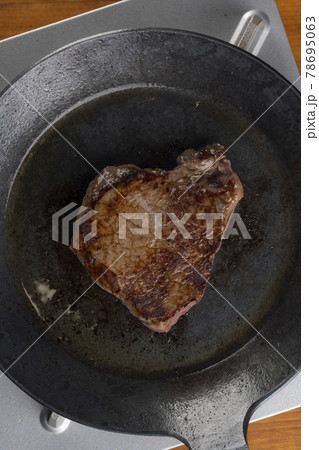 フライパンでステーキ肉を焼く フライパンでステーキ肉を焼く 78695063