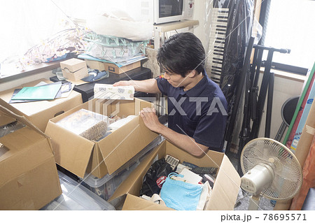 散らかった部屋と片付ける作業員 散らかった部屋と片付ける作業員 78695571