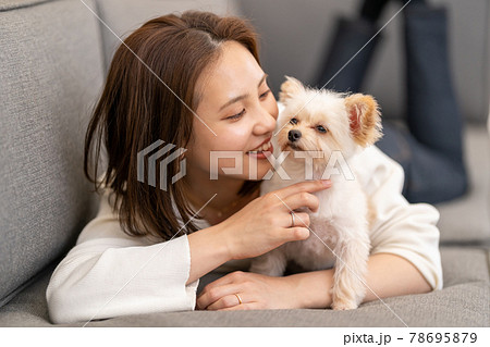 小型犬と暮らす若い女性 気持ちいいの写真素材