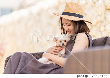 小型犬と暮らす若い女性 78696177