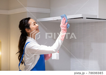 換気扇を掃除をする女性 換気扇を掃除をする女性 78696985