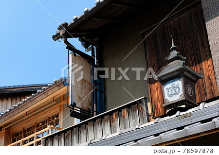 京都市 二寧坂の景観に調和するスターバックスコーヒーの看板の写真