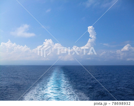 船上から見た日本の海景と航跡 78698932