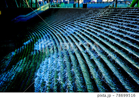 大阪駅のうめきた広場の階段の滝、6月8日、日本 大阪駅のうめきた広場の階段の滝、6月8日、日本 78699516