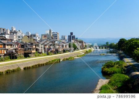 京都市 鴨川と四条の街並み 78699596