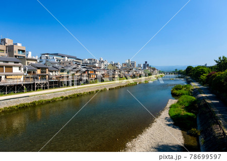京都市 鴨川と四条の街並み 78699597
