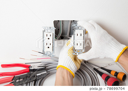 コンセント工事　電気工事現場 78699704