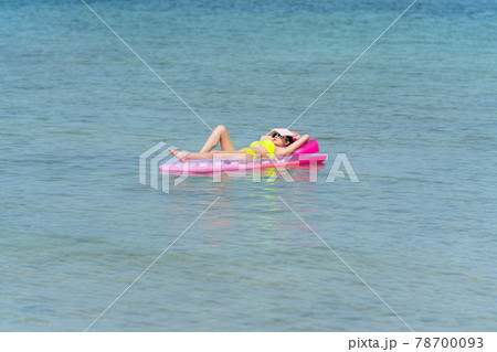 Portrait of thai woman posing outdoors at the sea beach 78700093