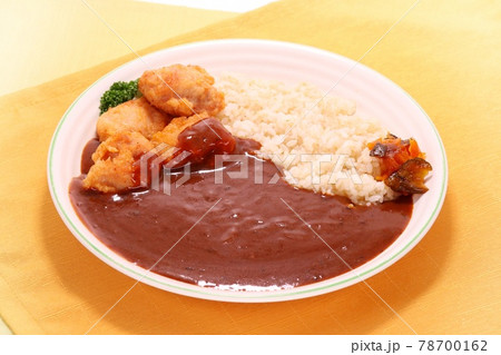 鶏のから揚げとカレーライス　食事 78700162