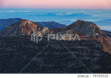 八ヶ岳連峰・硫黄岳稜線から見る夜明けの天狗岳と妙高連峰 78700520