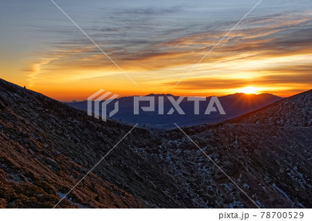 八ヶ岳連峰・硫黄岳稜線から見る日の出と奥秩父の山並み 78700529