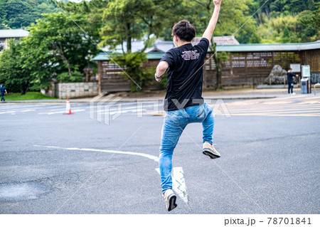 ハイテンションでジャンプしている男性 ハイテンションでジャンプしている男性 78701841