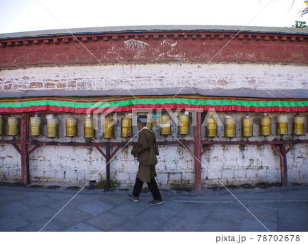チベット・ラサ市内のマニ車 78702678