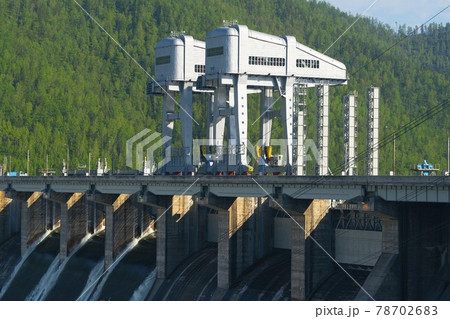 Concrete dam with seven sluices and two sluice lifting cranes. Concrete dam with seven sluices and two sluice lifting cranes. 78702683