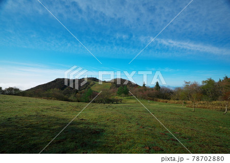 雲上の茶臼山高原から萩太郎山を望む 雲上の茶臼山高原から萩太郎山を望む 78702880