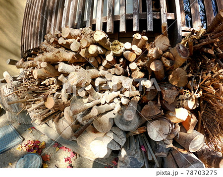 積まれ沢山の薪 78703275