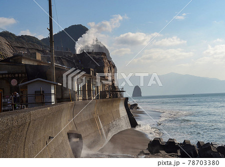 湯煙をあげる鹿児島の海のそばの砂蒸し保養施設 湯煙をあげる鹿児島の海のそばの砂蒸し保養施設 78703380