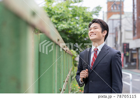 自宅から出勤する若いビジネスマン 78705115