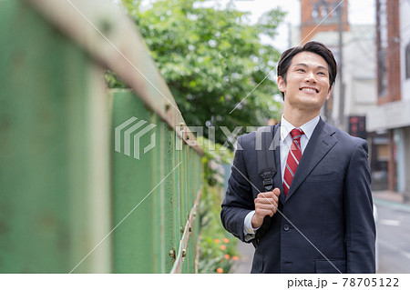 自宅から出勤する若いビジネスマン 自宅から出勤する若いビジネスマン 78705122