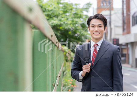 自宅から出勤する若いビジネスマン 78705124