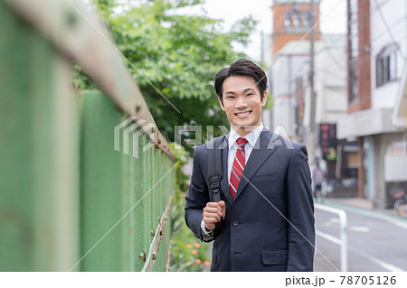 自宅から出勤する若いビジネスマン 78705126