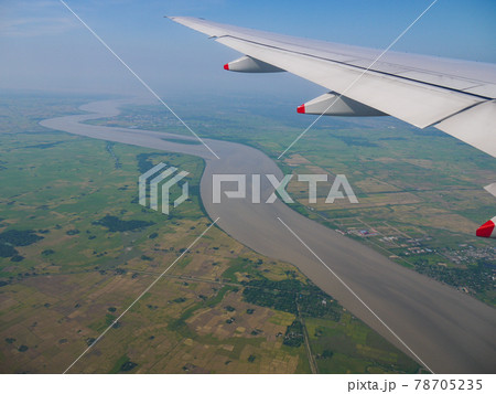 ヤンゴン川上空を通過する航空機 ヤンゴン川上空を通過する航空機 78705235