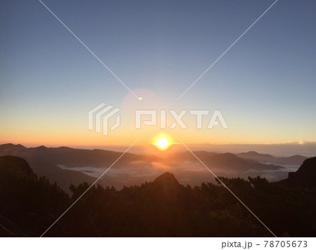 雲海から昇るご来光 78705673