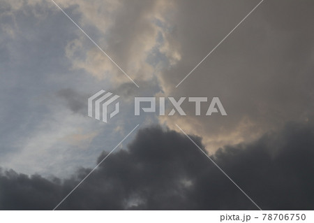 どんよりとした雲と薄明り 78706750