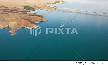 Speedboats sail along the strait. Top view. 78706972