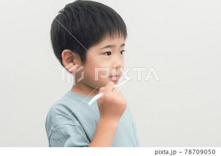 歯ブラシで歯磨きする男の子 歯ブラシで歯磨きする男の子 78709050