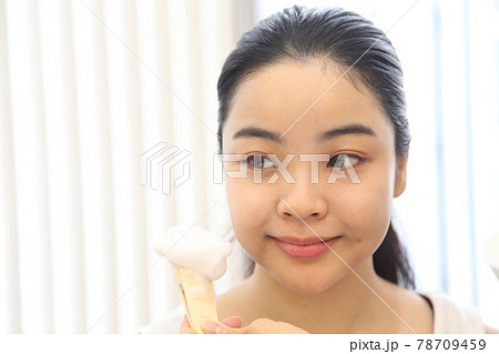 泡を持つ女性の手と若い女性の顔 78709459